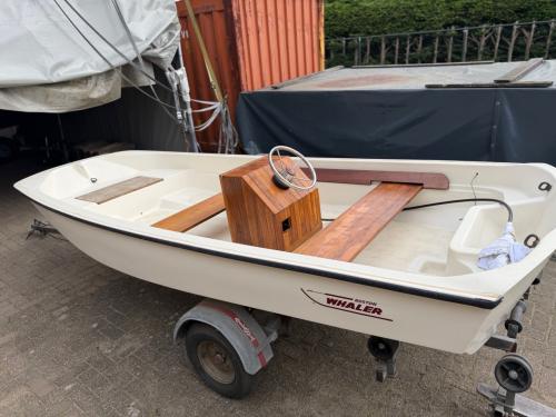 Boston Whaler 13 met Mariner 25pk 4takt buitenboordmotor.