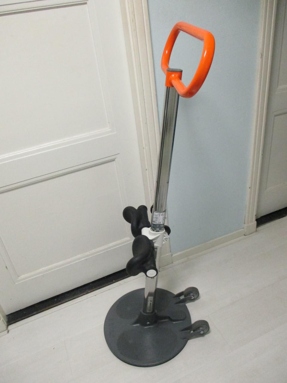 Etac sta op hulp voor tranfer van bed naar rolstoel naar stoel zie YOU TUBE