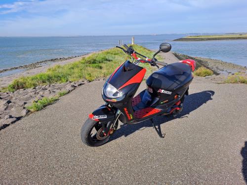 Te koop stoere snelle peugeot vivacity met geel kenteken