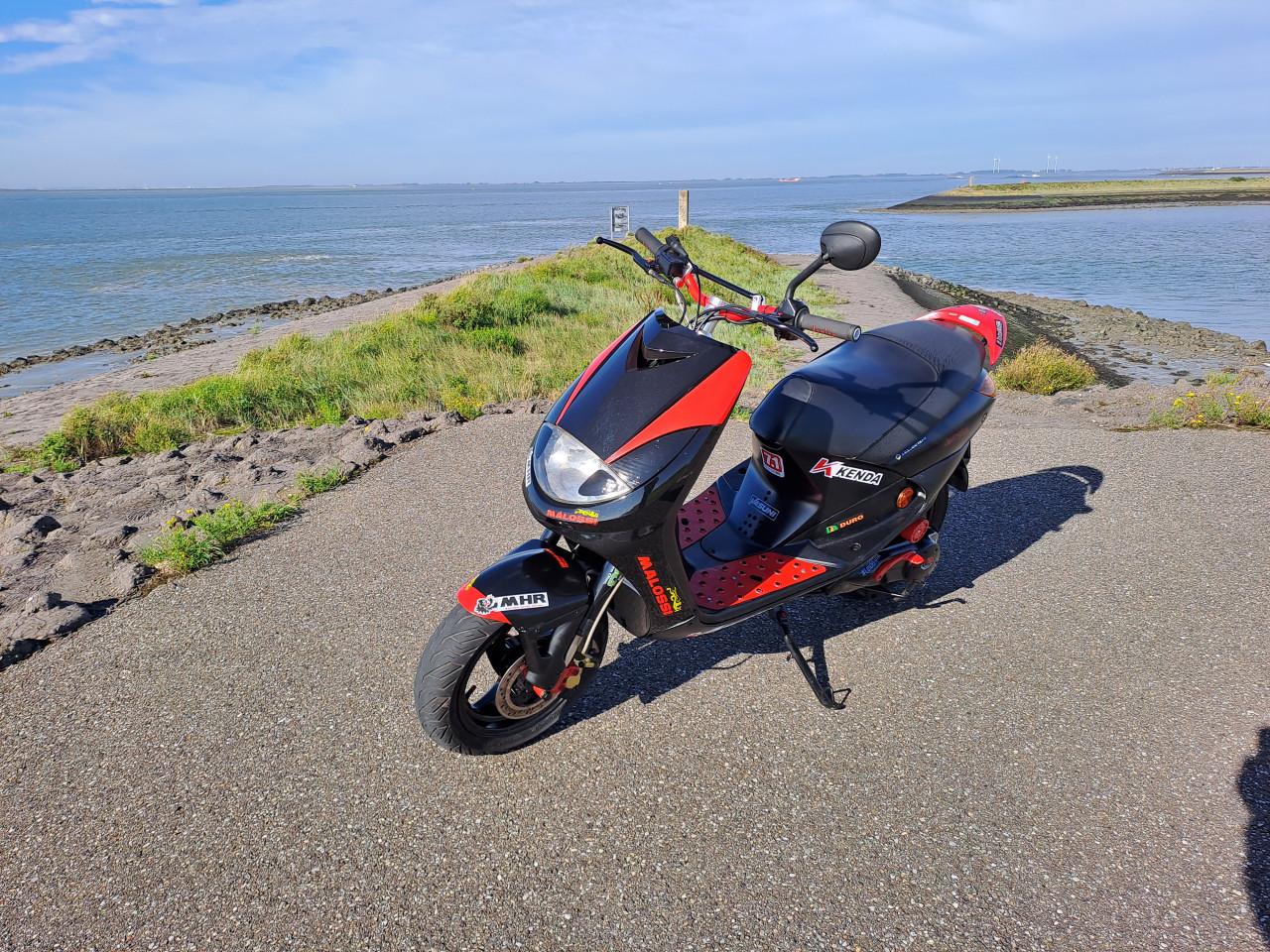 Te koop stoere snelle peugeot vivacity met geel kenteken