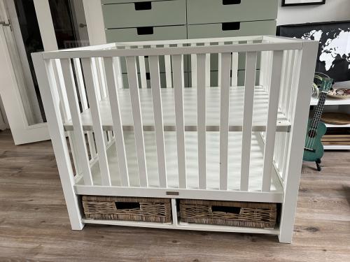 La Première box met rieten manden