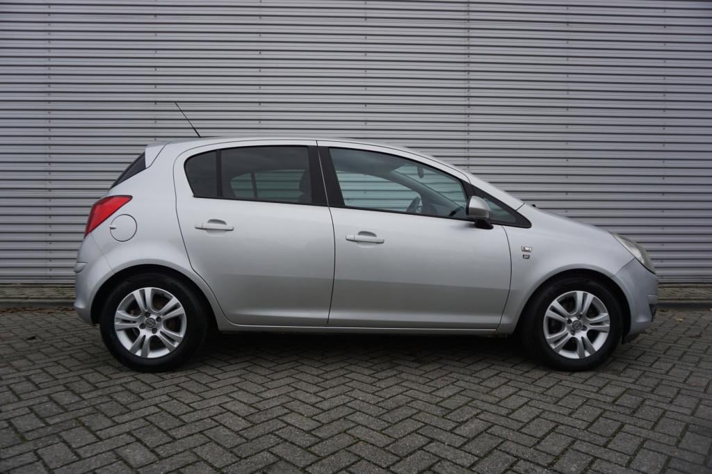 Opel Corsa 1.4-16v airco / navi / cruise / stoelverw. / parkeers. / elektr.