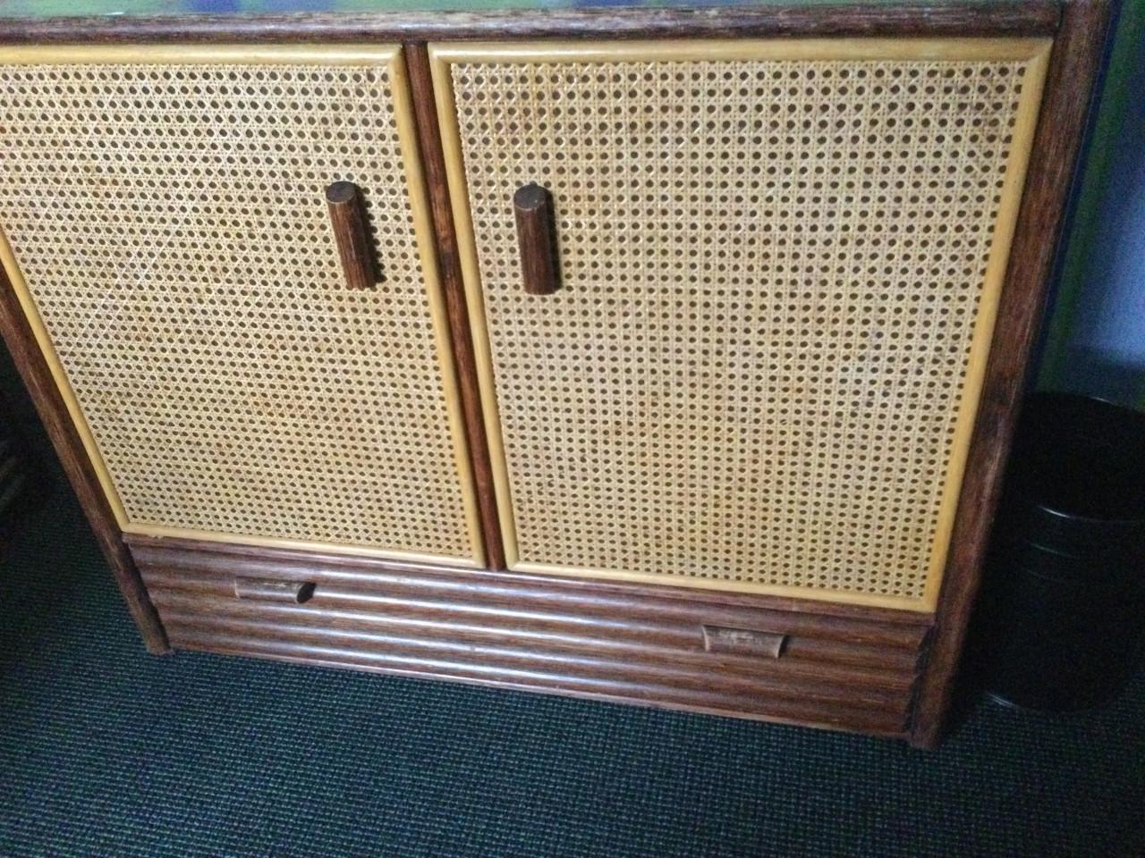 Kinderbedje en commode