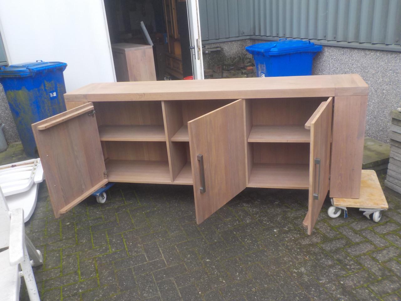 In nieuw staat mooie kwaliteit massief dressoir