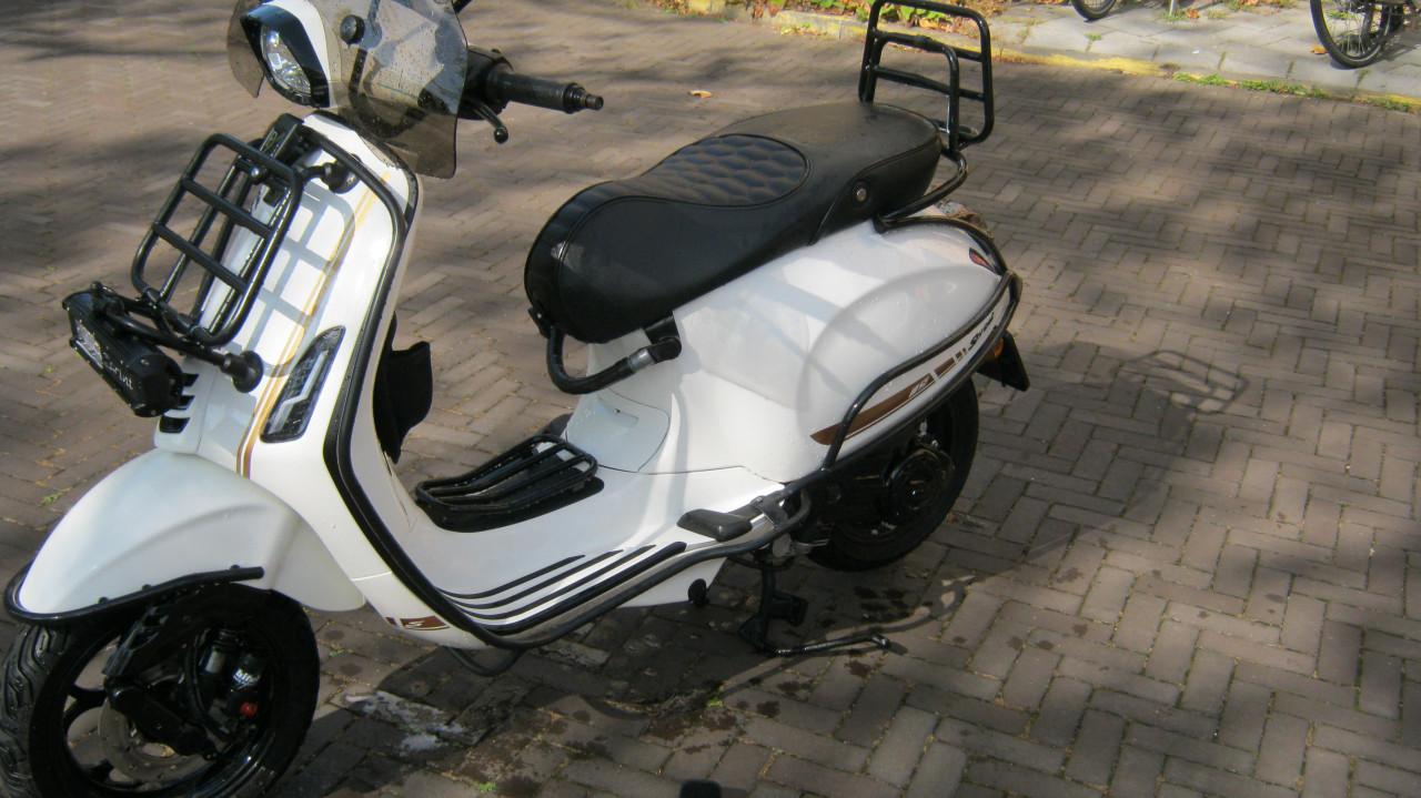 TE KOOP VESPA SPRINT IGET UIT NOVEMBER 2021  VOOR 2950 EURO