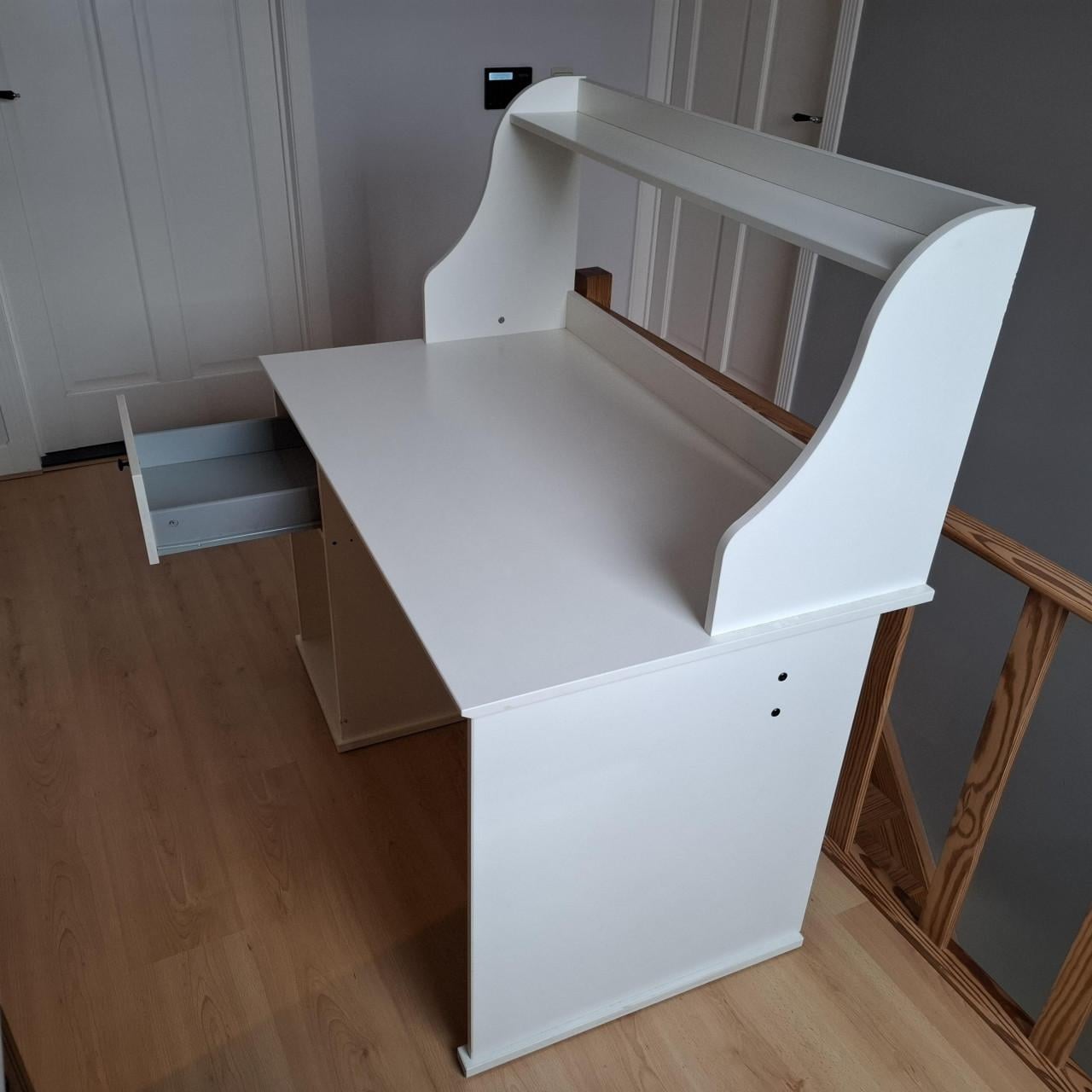 Bureau met schuiflade en boekenplank