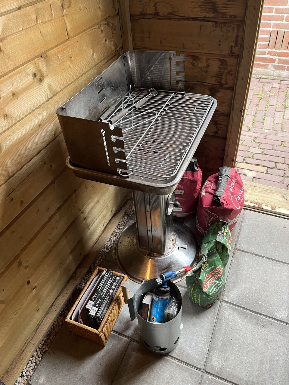 Barbecue met toebehorende atributen