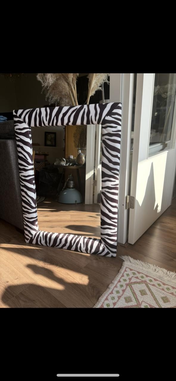Spiegel in zebra- print omlijsting.