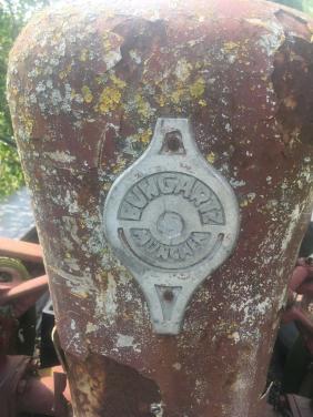 Klein trekkertje bungartz opknapper  rijdend weggezet j