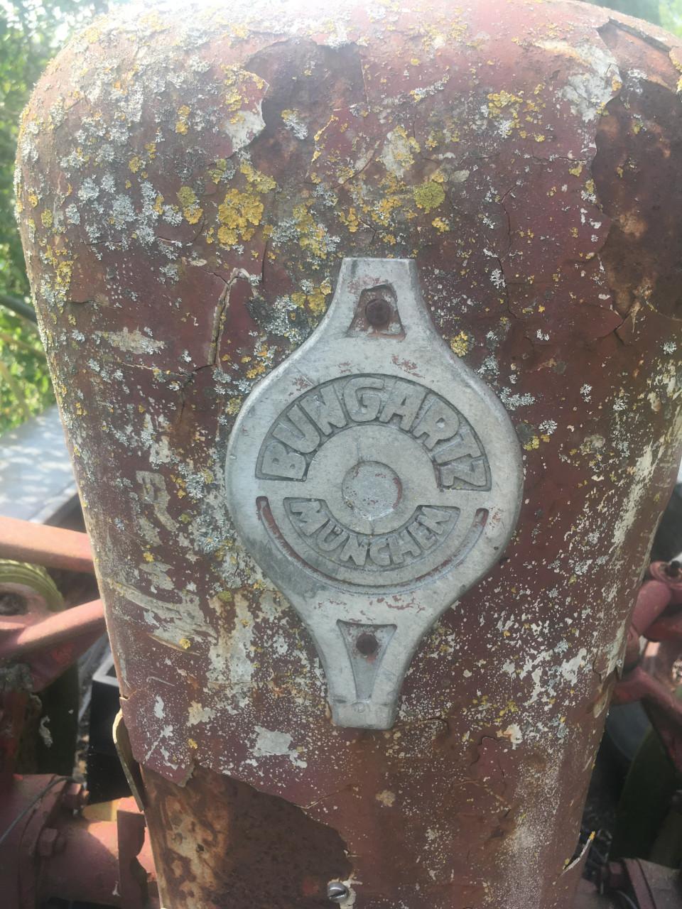 Klein trekkertje bungartz opknapper  rijdend weggezet j