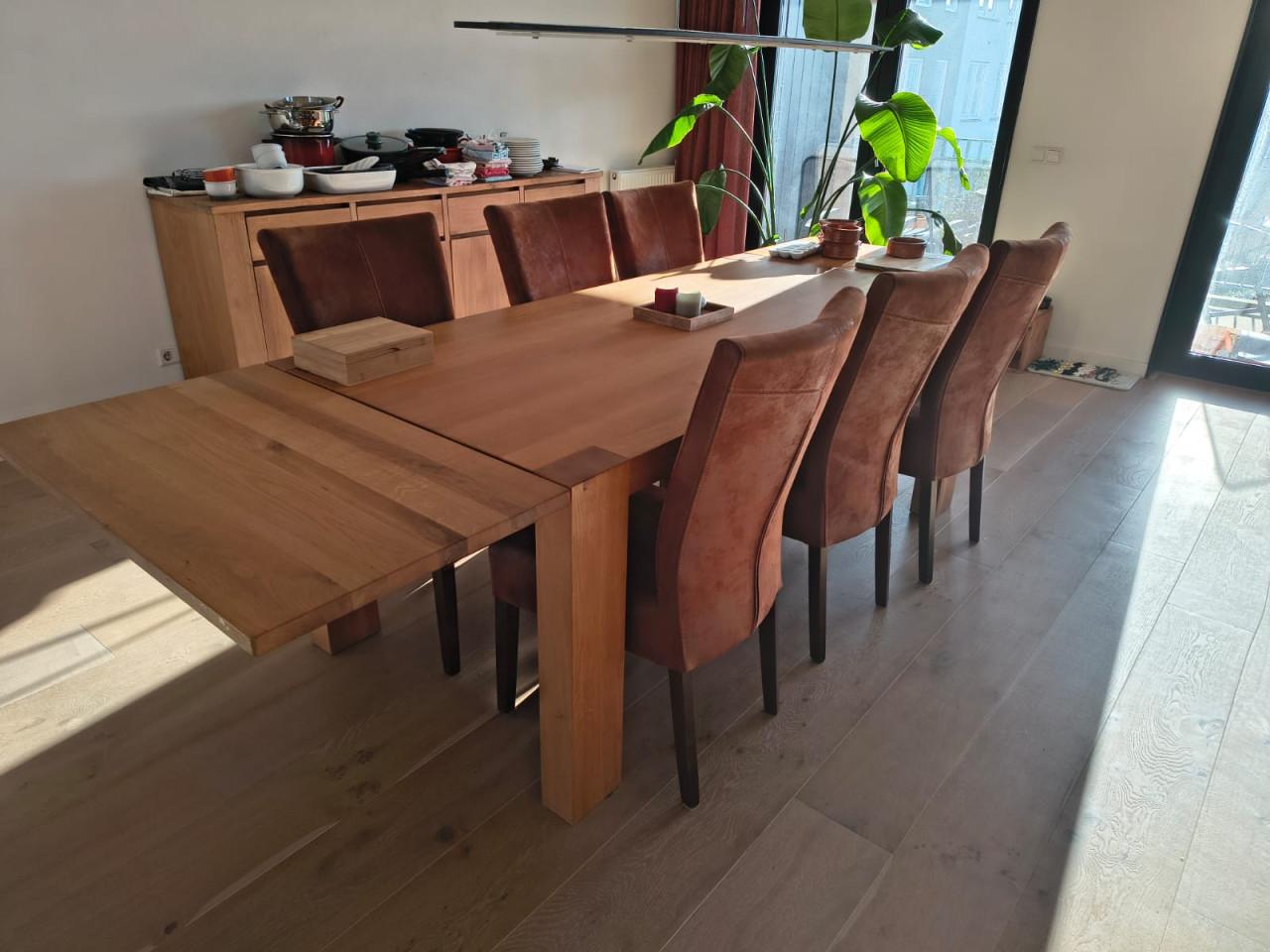 Mooie massieve tafel inclusief stoelen en lamp