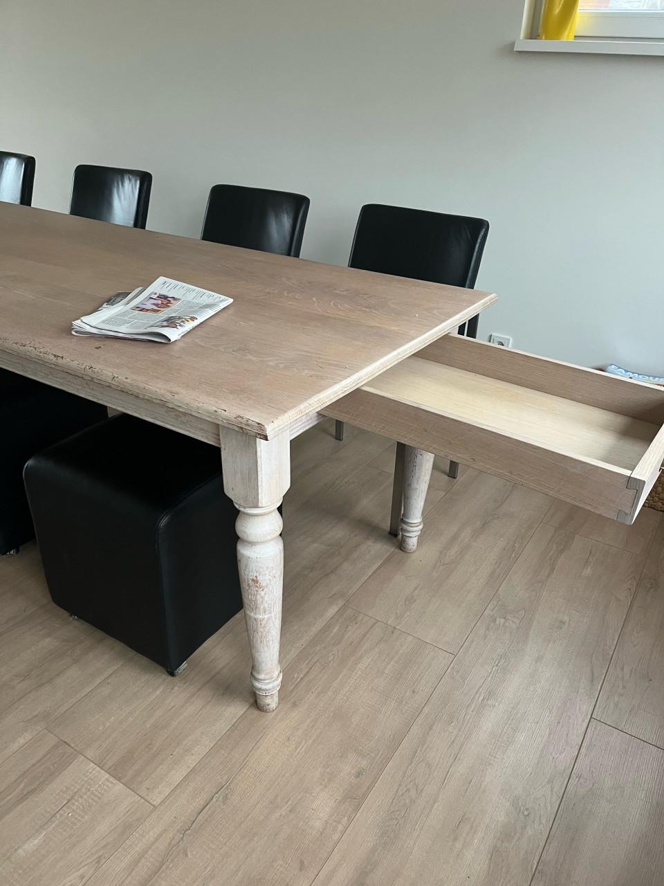 Lange smalle tafel te koop. met laatjes.
