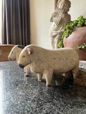 Oude kerststal schapen