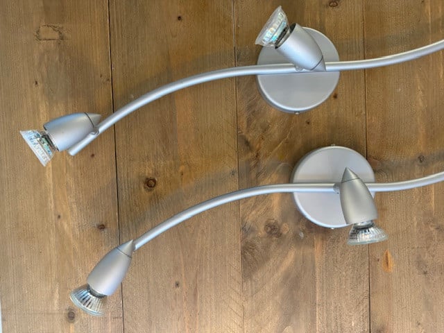 2 plafondlampen met elk 3 spots