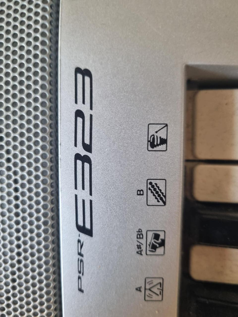 Keyboard YAMAHA PSR -E323