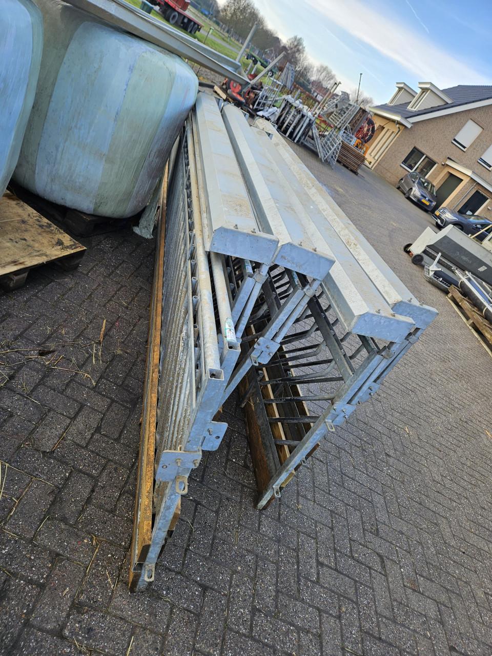 Zelfsluitende voerhekken