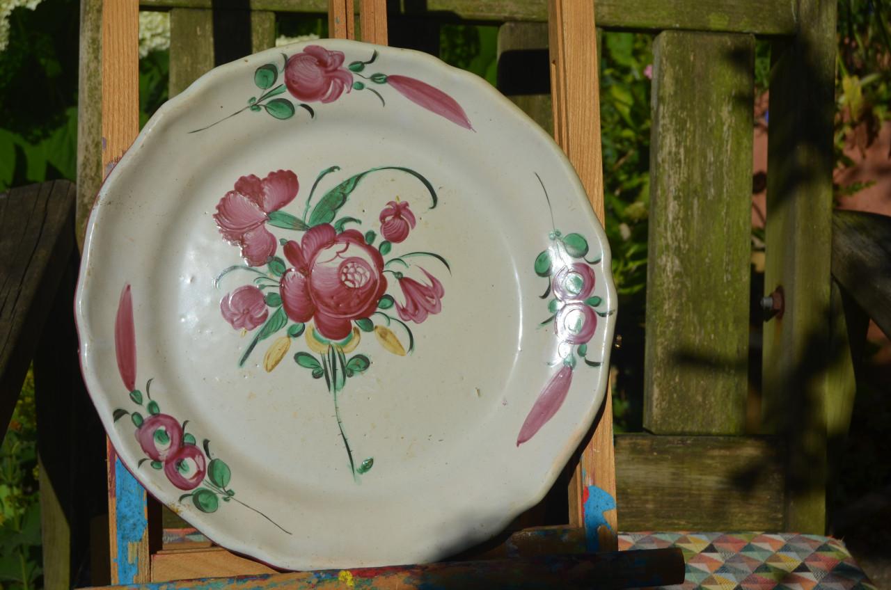 Div. aardewerk borden floraal decor op 1 na 19e/20e eeuw (4)