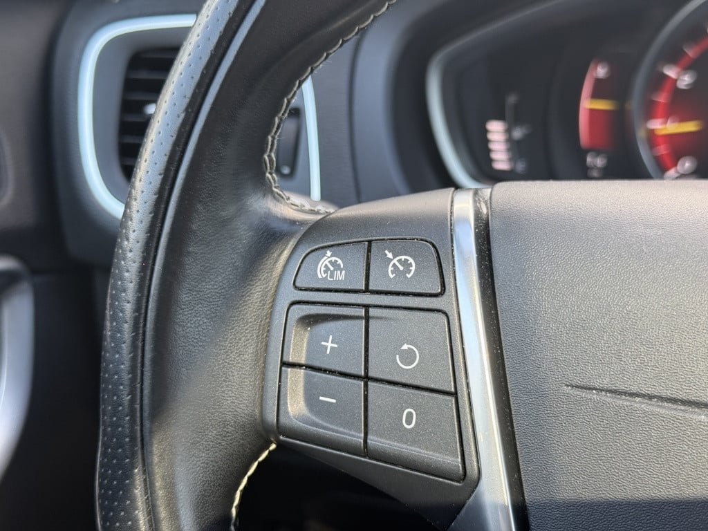 Volvo V40 t3 153pk aut6 polar+ sport| panodak| camera| h&k sound| keyless|