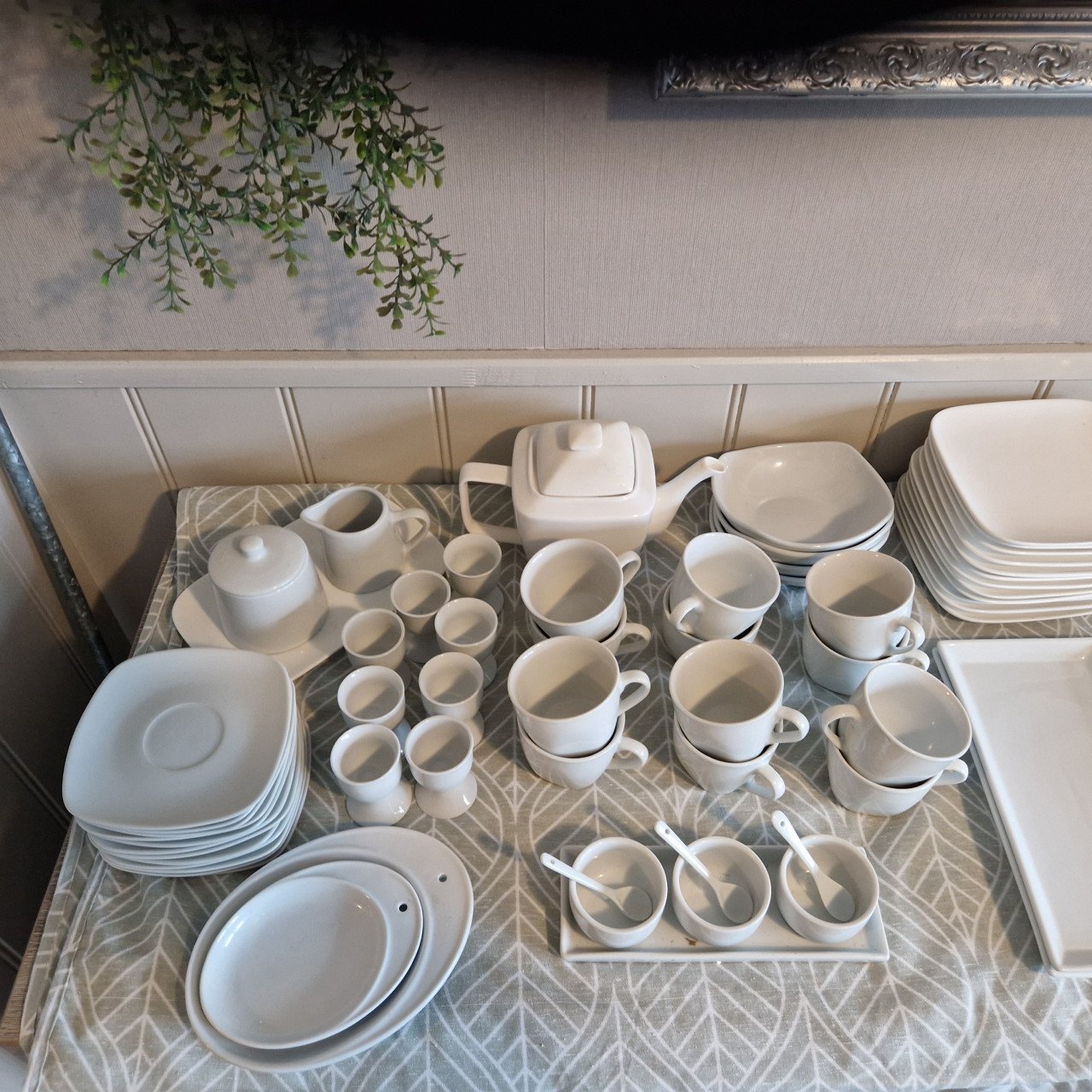 Wegens andere kleur witte borden schalen bekers compleet met glas werk
