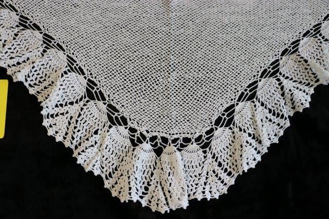 Walcherse kleding te koop. Gehaakt wit katoenen halsdoekje  (1) Bovenkant: