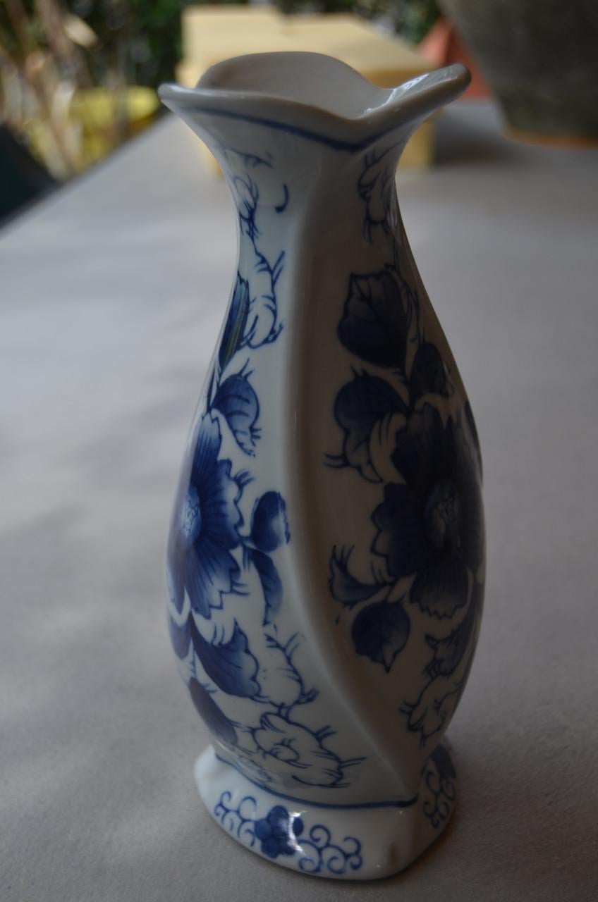 Fraai blauw / wit aardewerk vaasje in prima staat