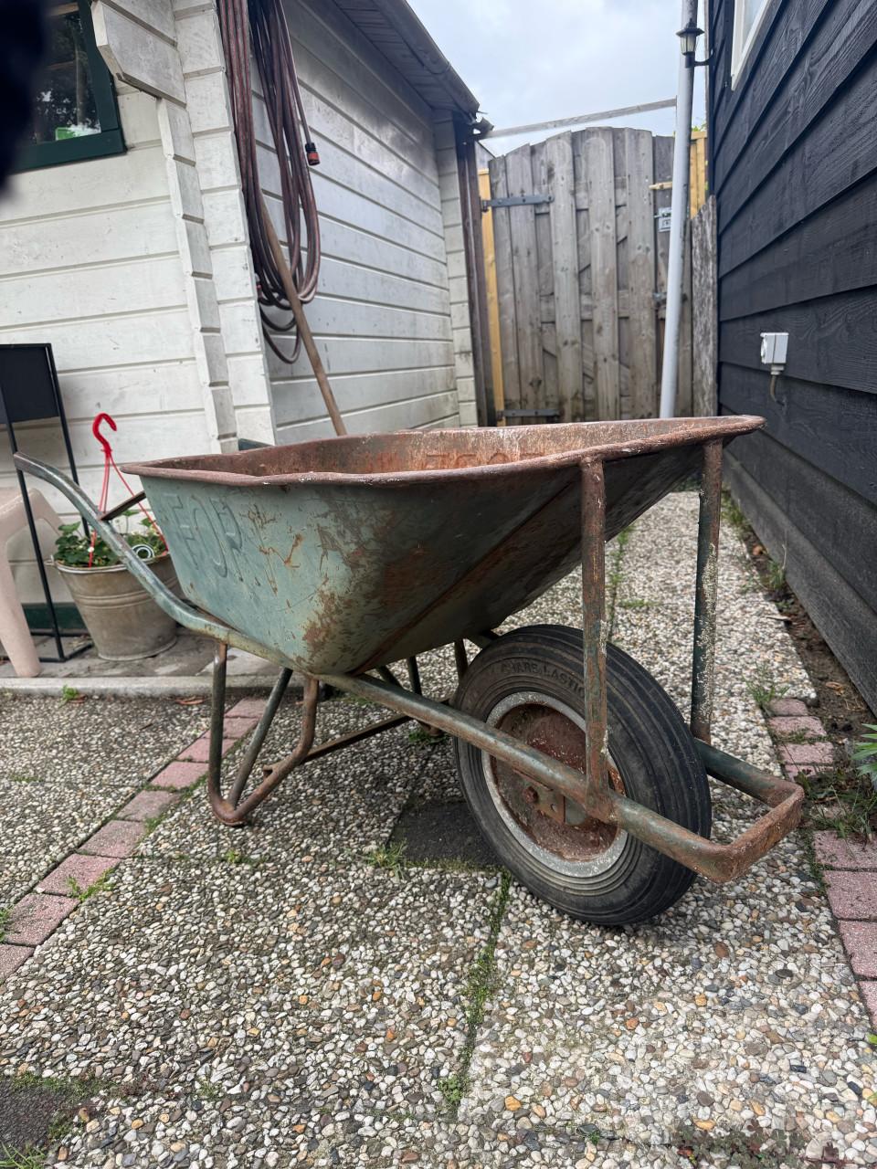 Fort kruiwagen met massief wiel