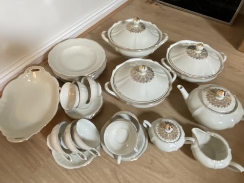 Prachtig servies uit de jaren vijftig met goudkleurige details