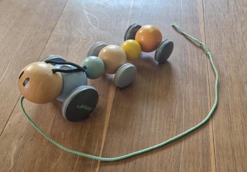 Houten rups met wieltjes