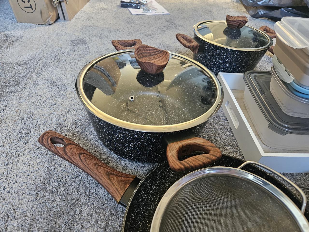 Camping set (pannen, borden, etc).