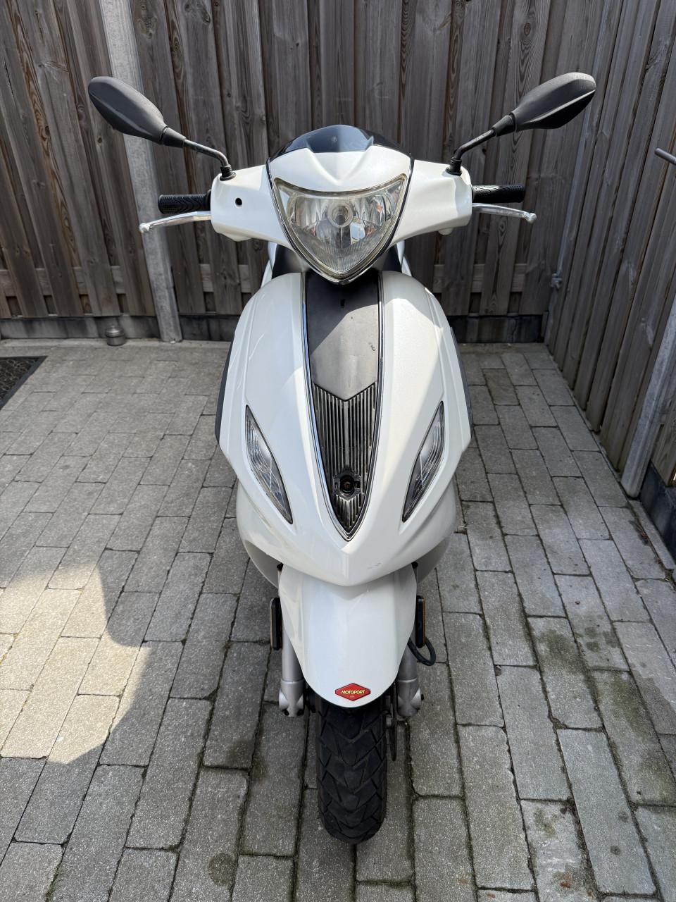 Piaggio Fly 4-takt – bouwjaar 2012 – geel kenteken