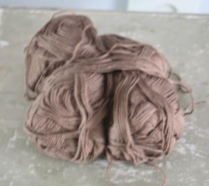 Set van 2 bolletjes bruine wol