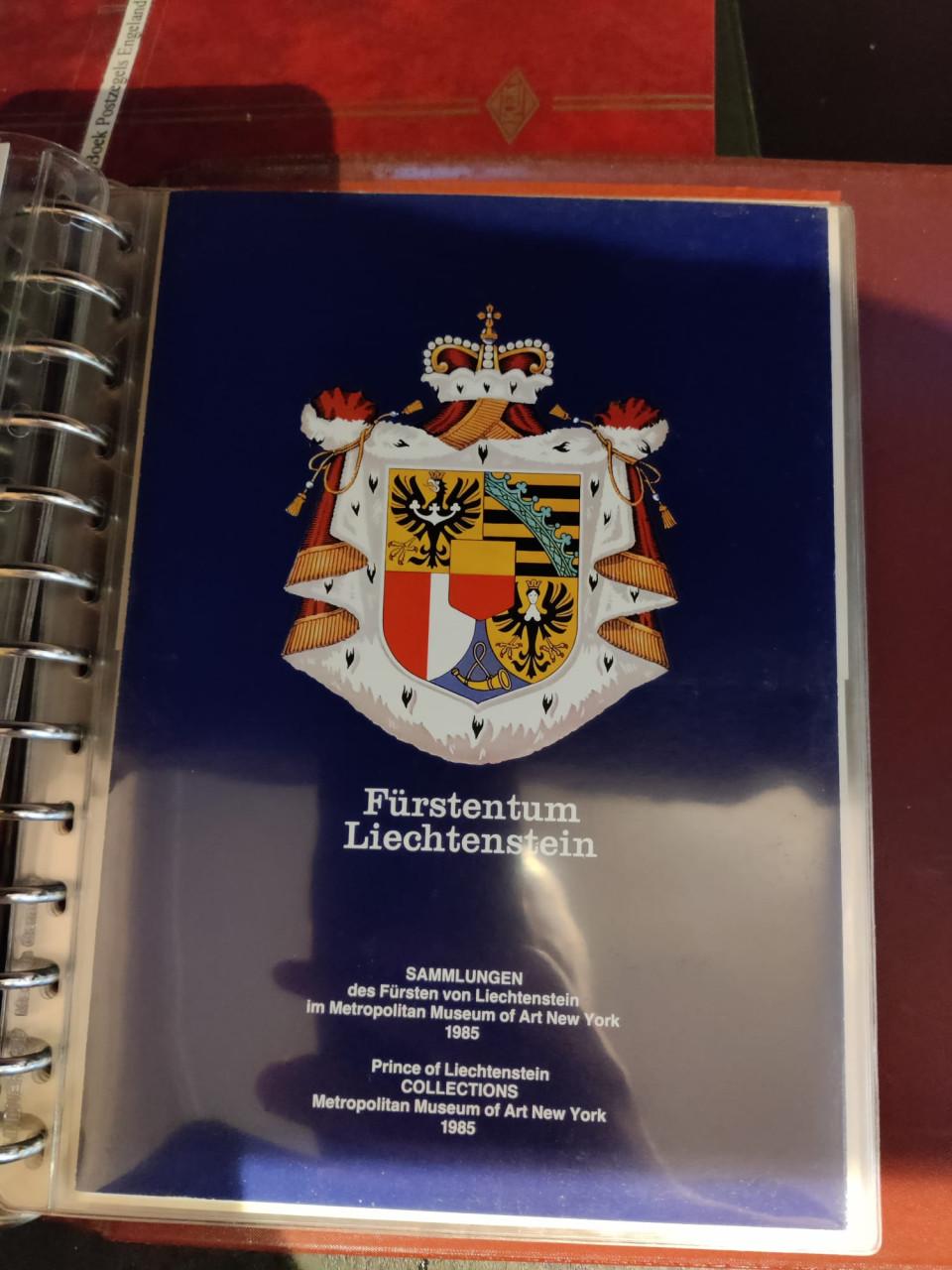 Klein mapje vol met blokken en specialiteiten Liechtenstein