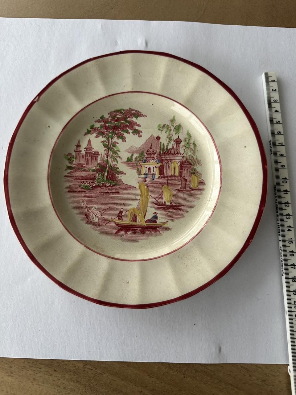 Diverse antieke borden en beeldjes