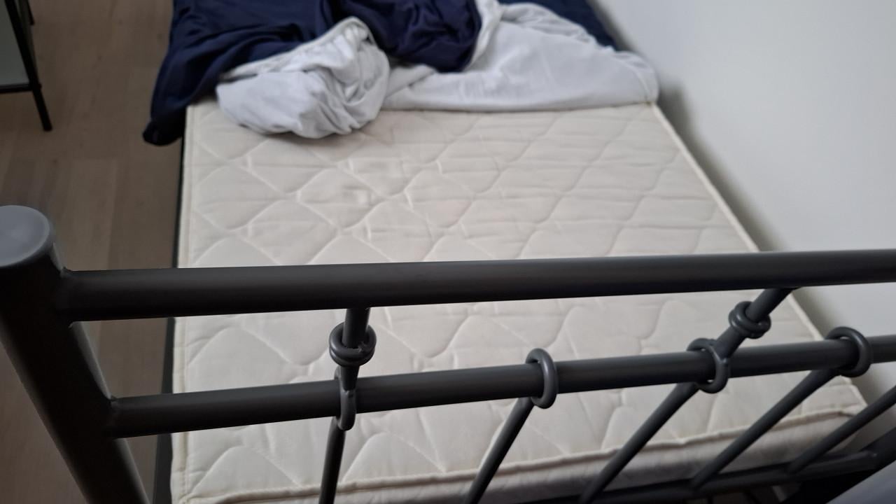 Één persoons ledikant met matras en lattenbodem. Amper gebruikt.