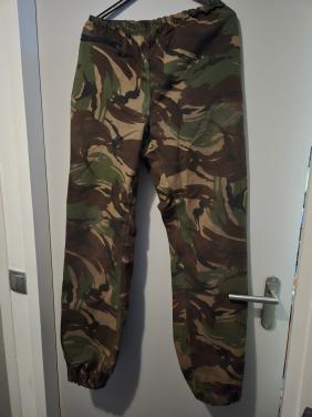 Camouflage(regen)broek van het Nederlandse leger. Maat Lmerk: Seyntex