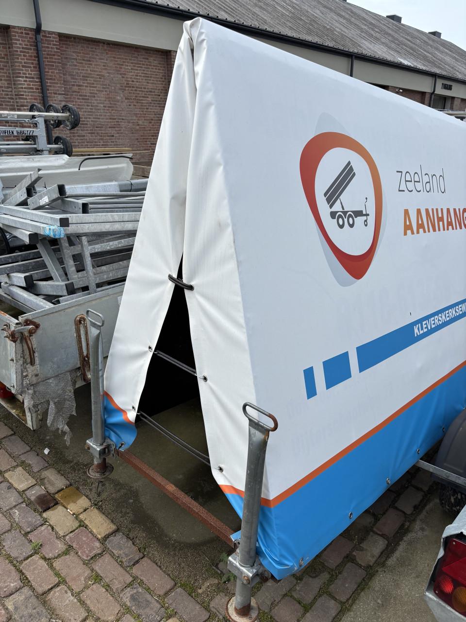 Reklame aanhangwagen, reclamewagen, spandoek aanhanger
