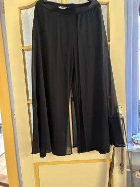 Broek en top van Frank Lyman maat 42/44