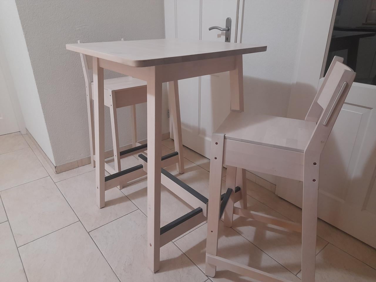 Bartafel 75 x 75 met 2 barkrukken (in goede nette staat )