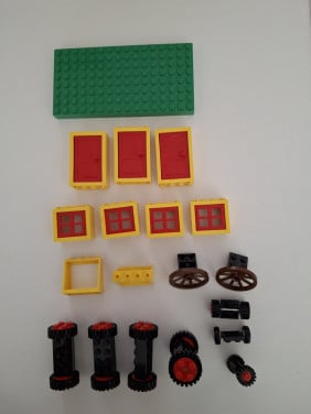 Diverse lego onderdelen: ramen, deuren, wielen
