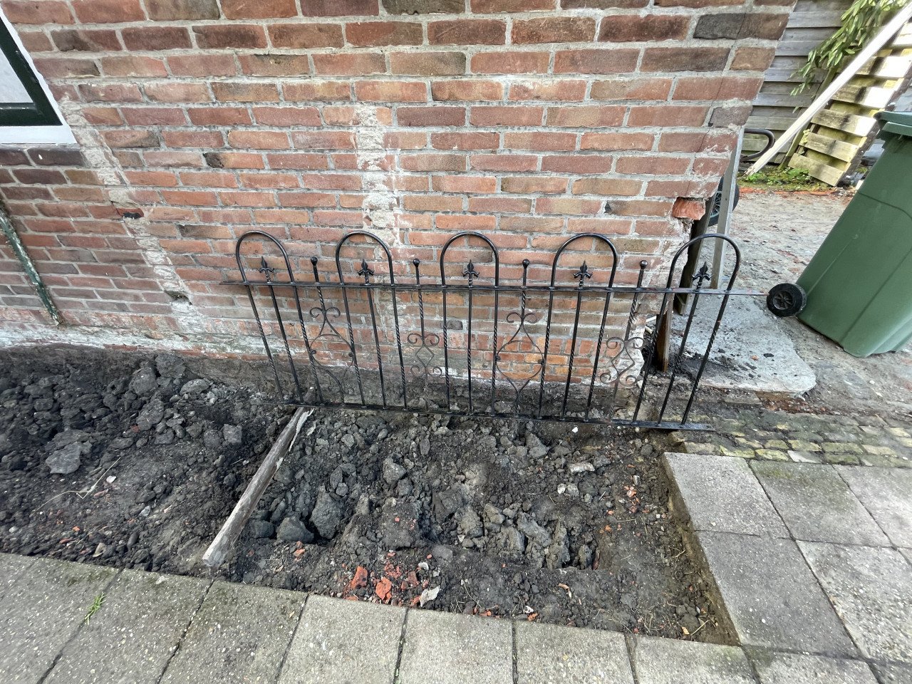 Te Koop smeed-ijzeren hek met palen en poeren