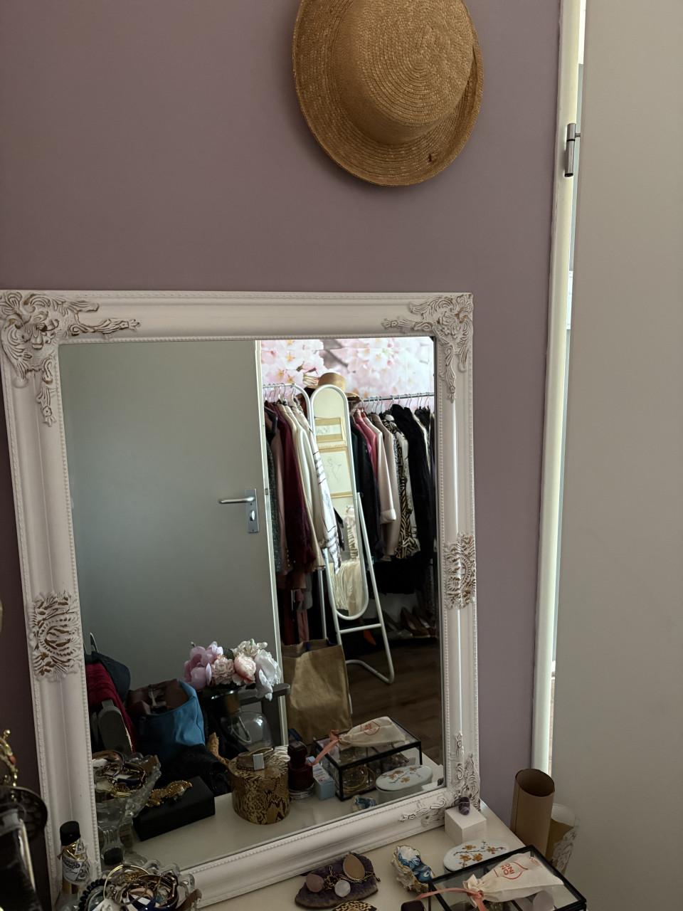 Spiegel met witte lijst