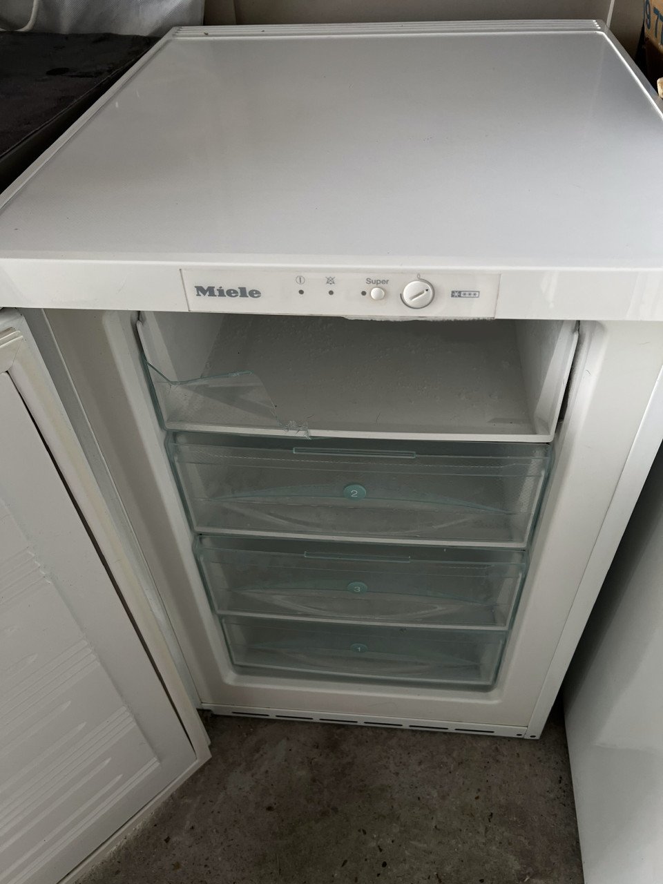 Miele LowFrost 4 laden Vrieskast 85x55 cm. 110 liter
