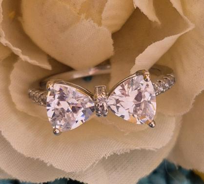 Zilverkleurige ring met strik