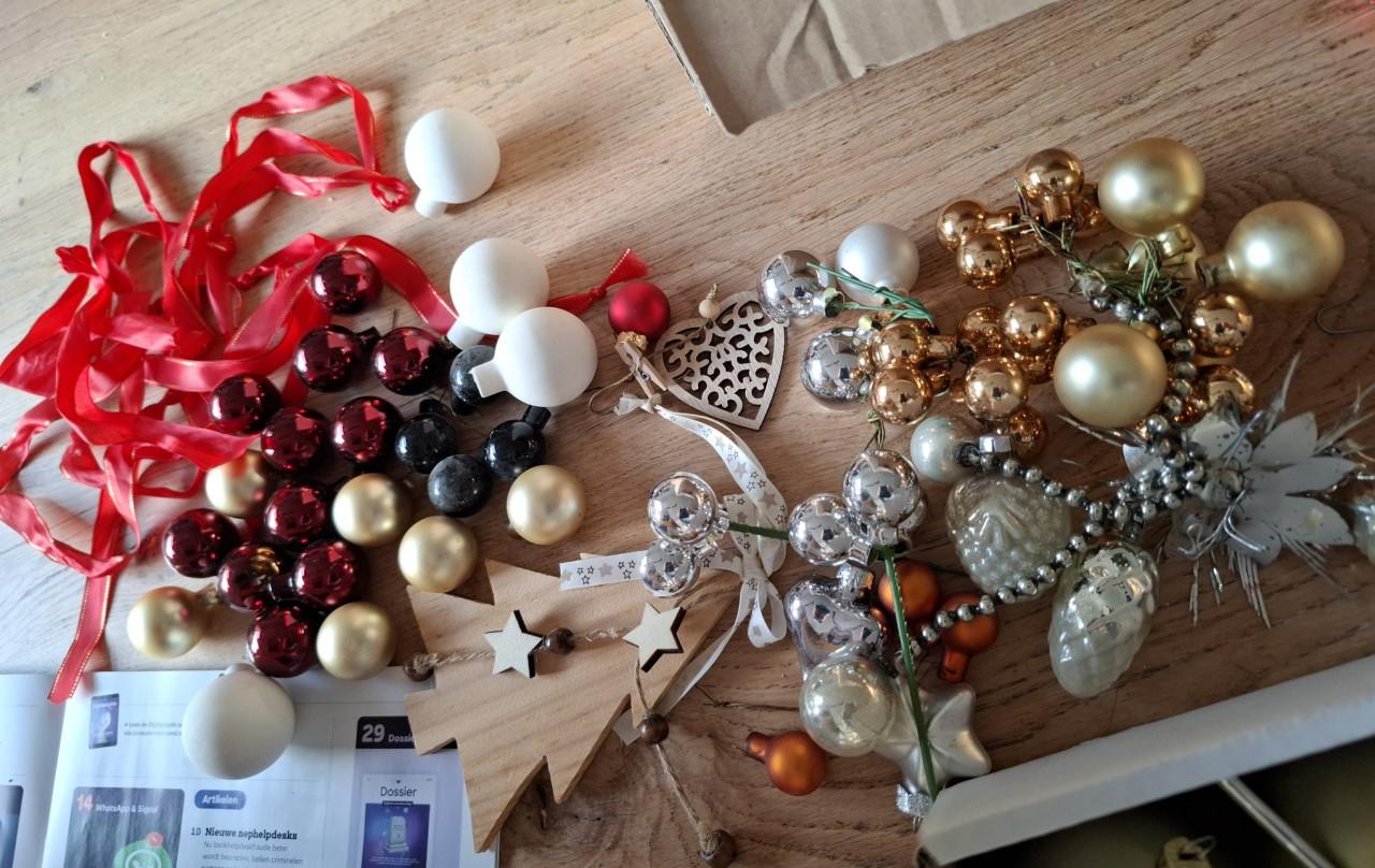 Kerstboom op te tuigen? Verlichting, kerstballen: klein prijsje
