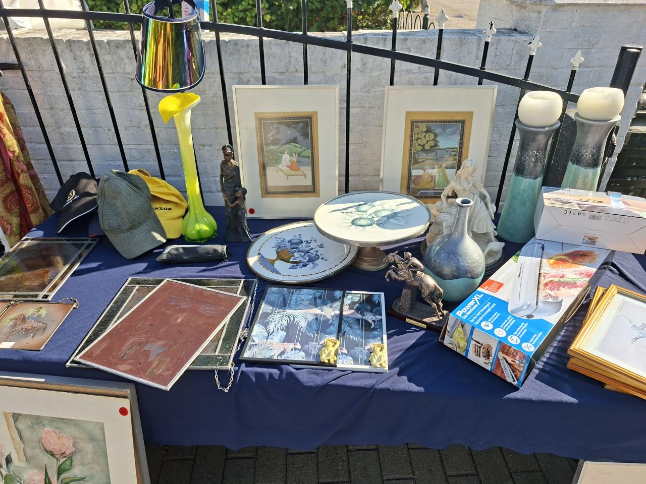 Antiek, brocante, vintage rommelmarkt spullen. Heel veel, goed en voordelig