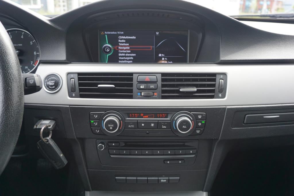 BMW 3-serie 316i business line airco / navi / cruise / carplay / parkeers. 