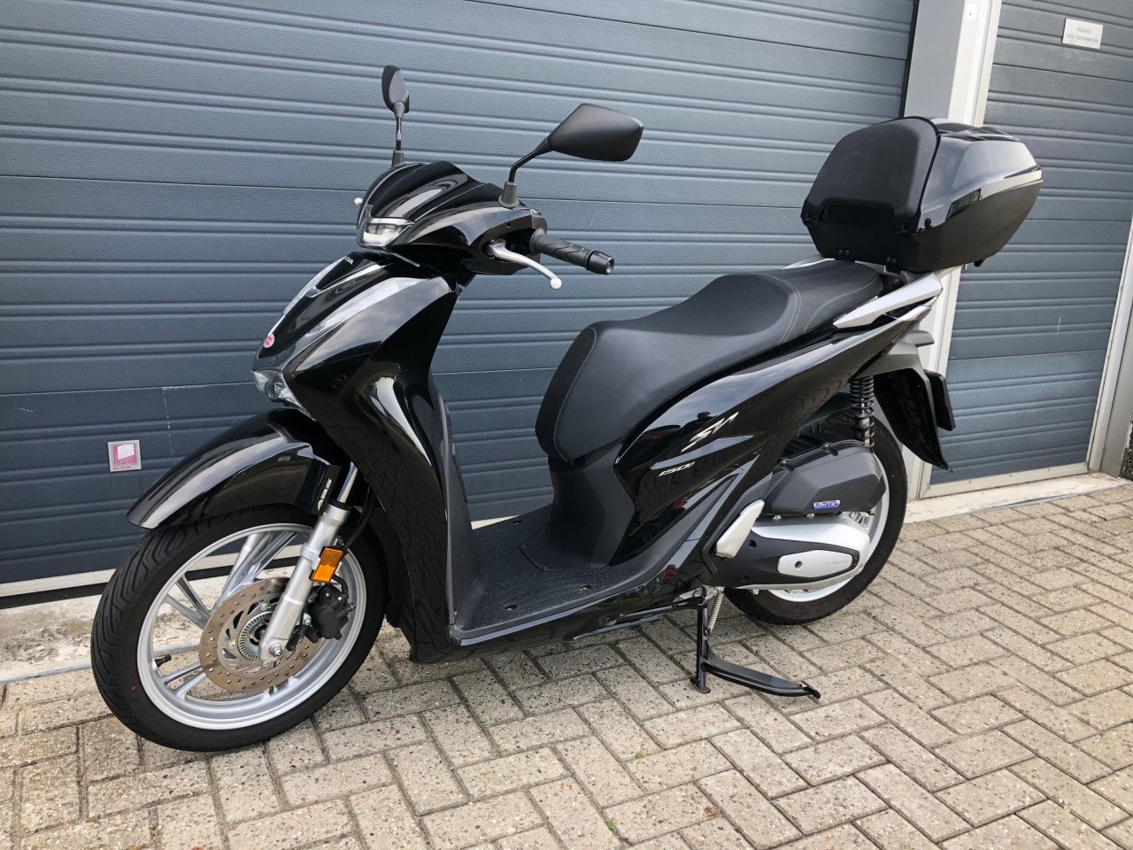 Als nieuwe Honda SH150i ABS uit 2020, nog geen 1600 km!!, topkoffer €3700,-