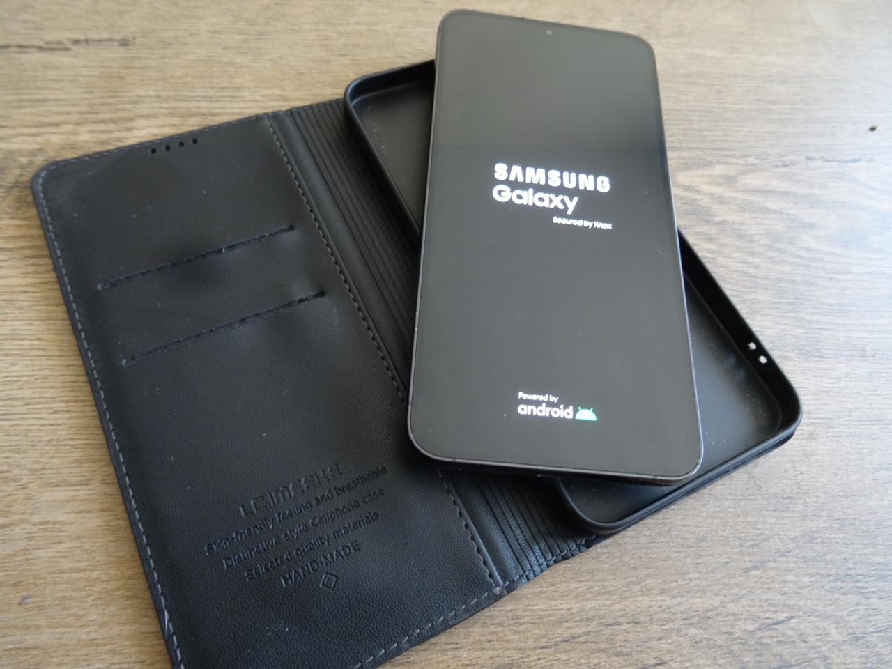 Samsung Galaxy S23+ + leren hoesje – zo goed als nieuw