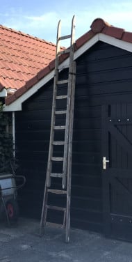 Tweedelige houten ladder