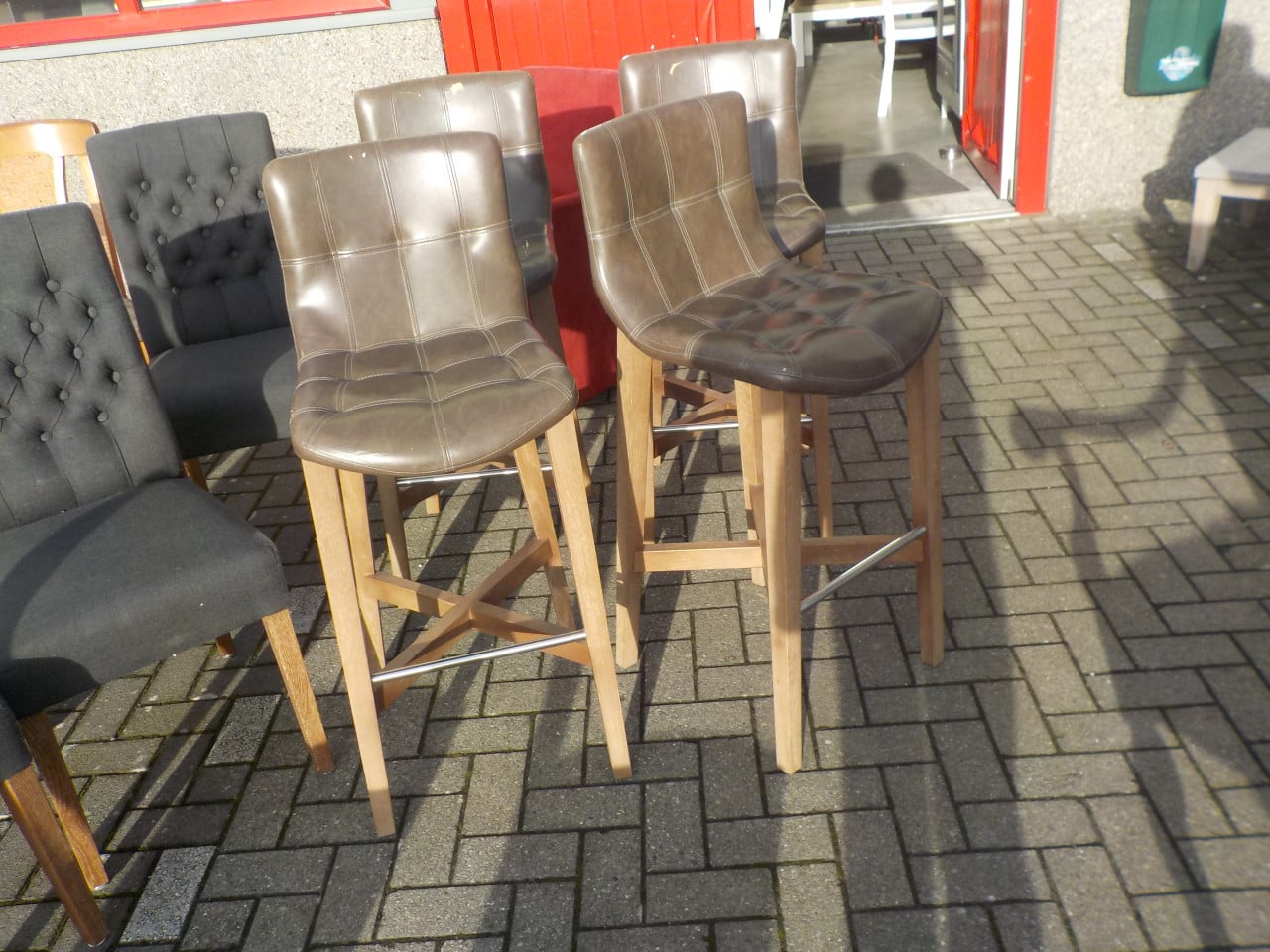 3 stevige barkrukken . het onderstel is in zeer goede staat de zitting niet
